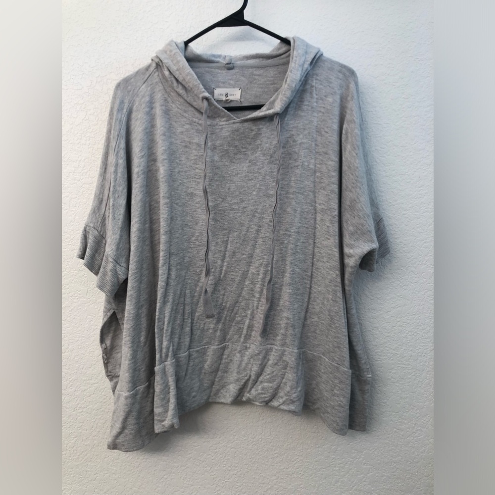 Gray sweatshirt w/ shirt sleeves